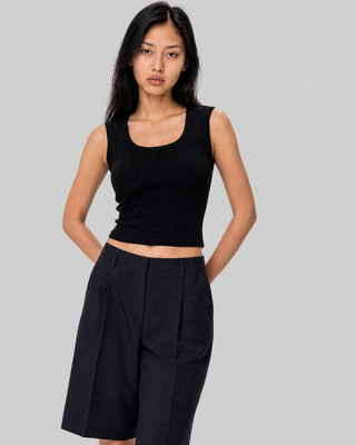 Black sleeveless top made of a cotton blend