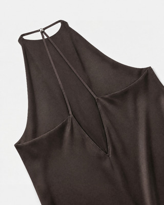 Robe longue dos crois&eacute; en satin marron