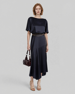 Robe longue en satin avec cha&icirc;ne dor&eacute;e marine