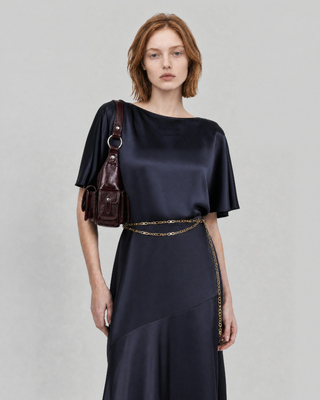 Robe longue en satin avec cha&icirc;ne dor&eacute;e marine