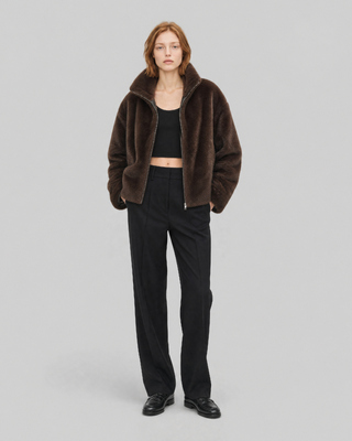 Manteau en fausse fourrure zipp&eacute; marron