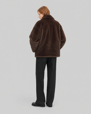 Manteau en fausse fourrure zipp&eacute; marron
