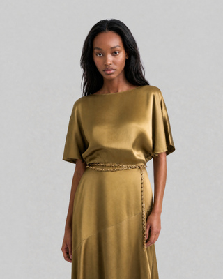 Robe longue en satin avec cha&icirc;ne dor&eacute;e olive