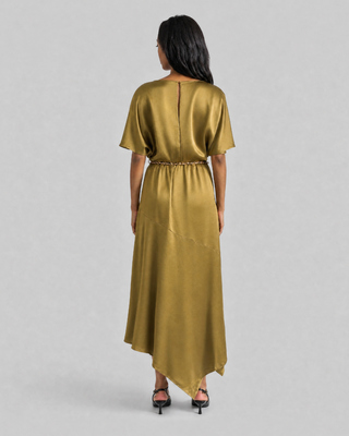 Robe longue en satin avec cha&icirc;ne dor&eacute;e olive