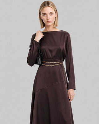 Robe longue en satin avec cha&icirc;ne dor&eacute;e marron
