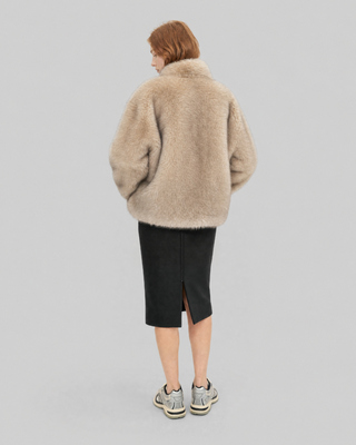 Manteau en fausse fourrure reversible beige et noir