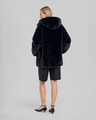 Manteau en fausse fourrure &agrave; capuche noir