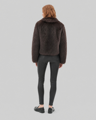 Manteau en fausse fourrure zipp&eacute; marron
