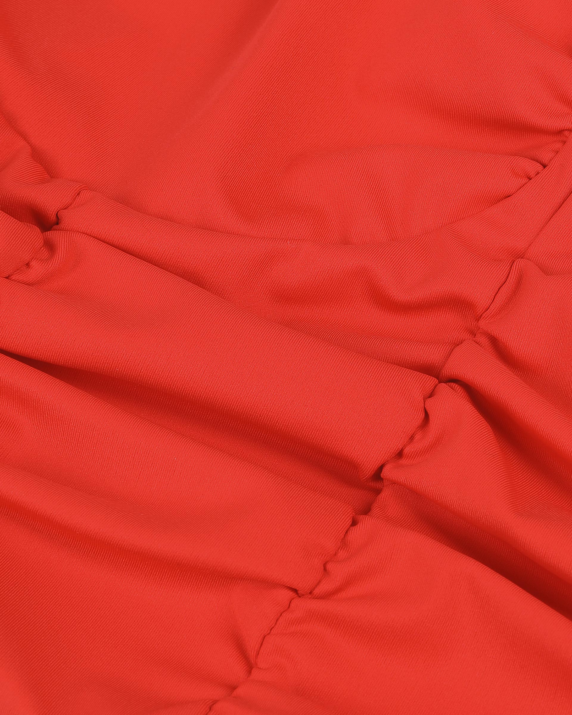 Top court avec drapé rouge