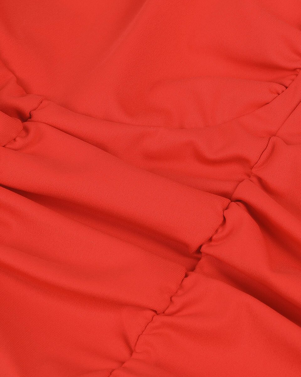 Top court avec drapé rouge