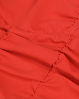 Top court avec drapé rouge