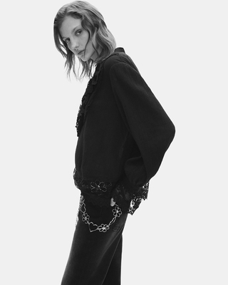 Blouse avec guipure noire