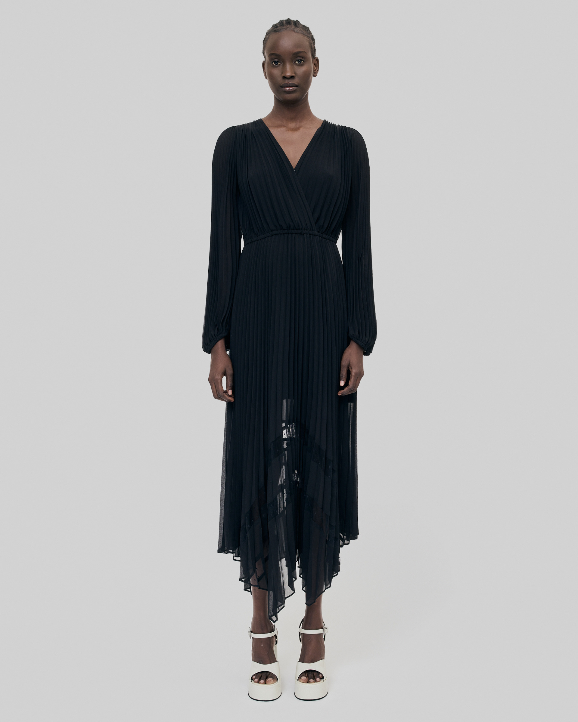 Robe longue plissée avec dentelle noire