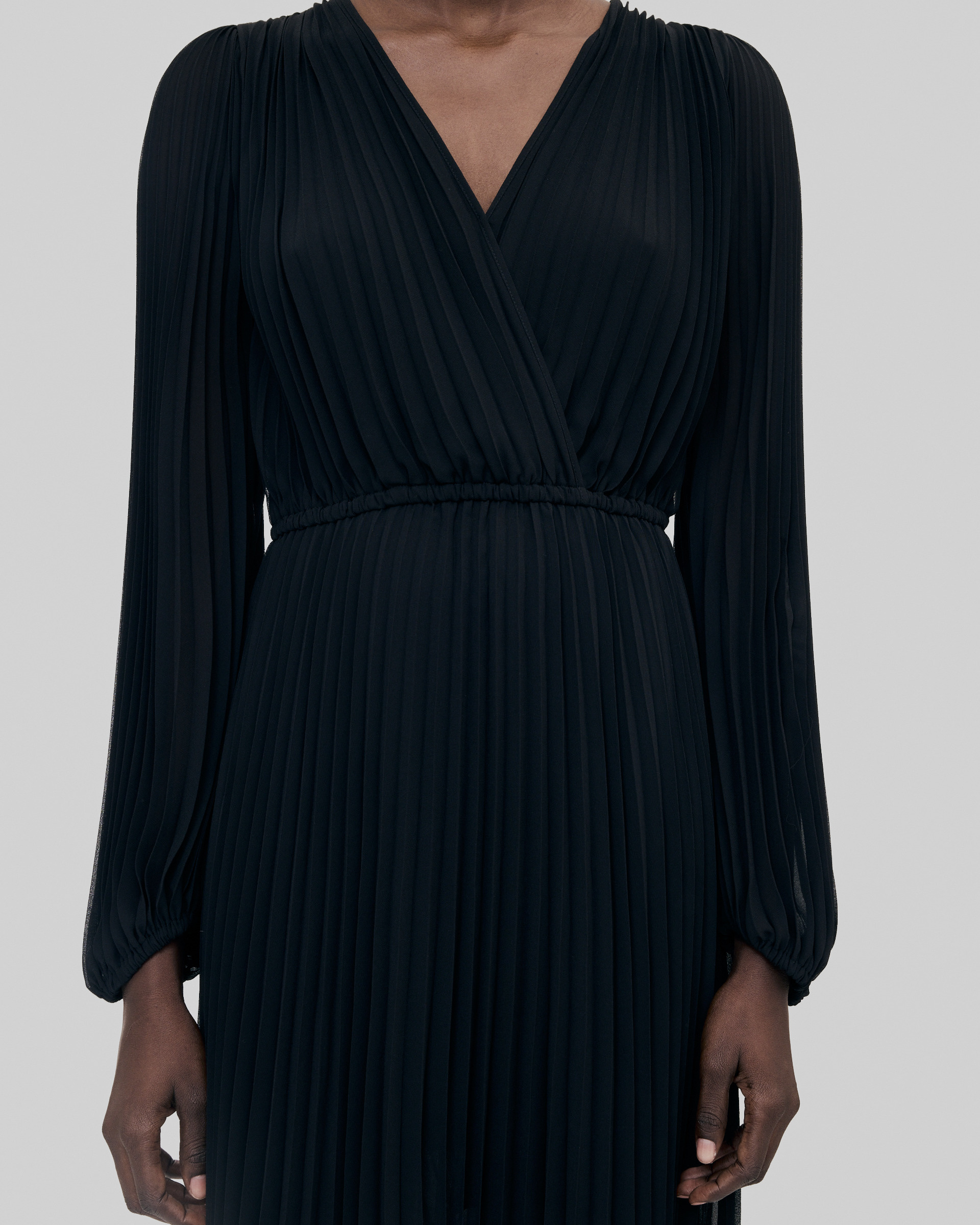 Robe longue plissée avec dentelle noire