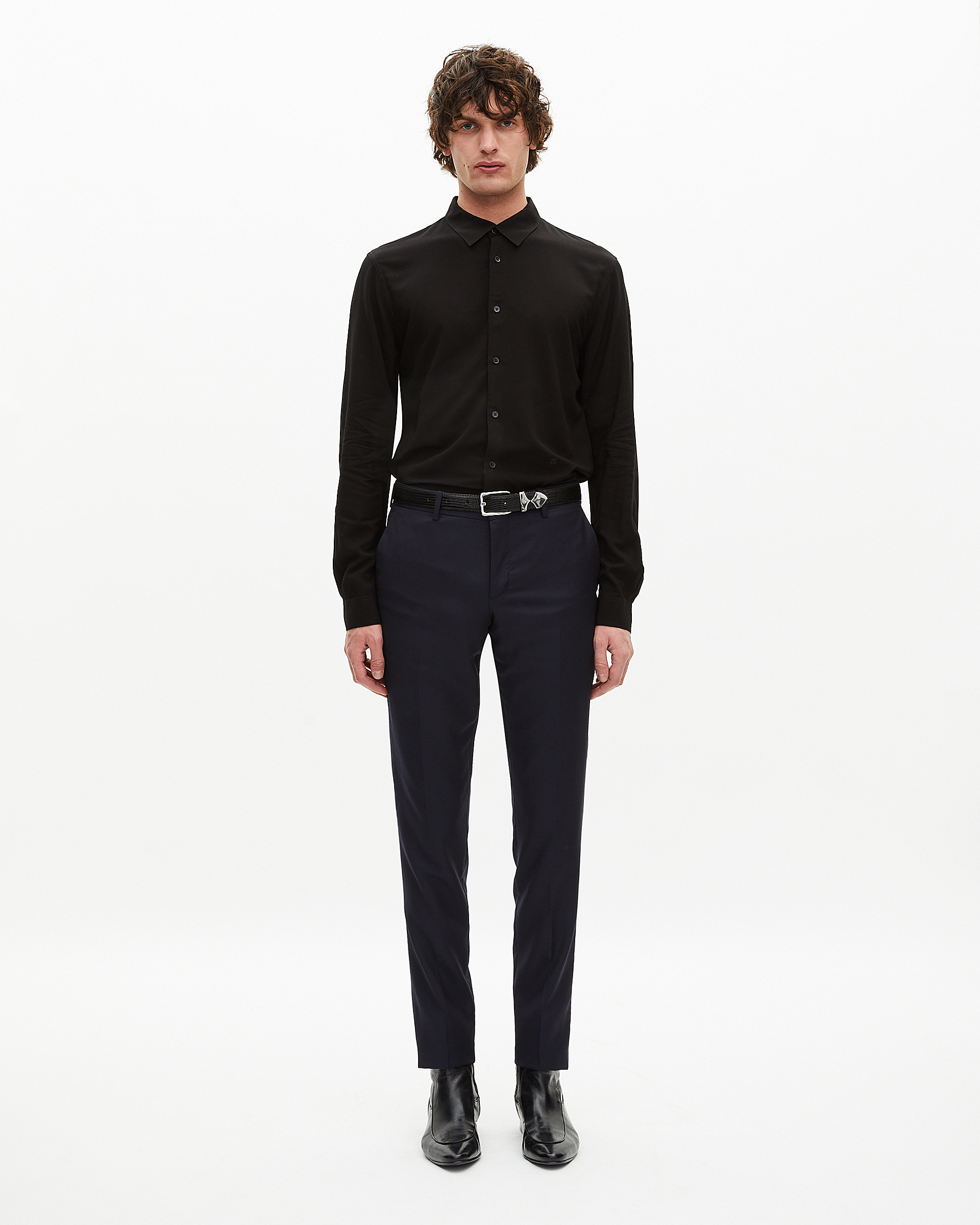 Chemise noire avec broderie