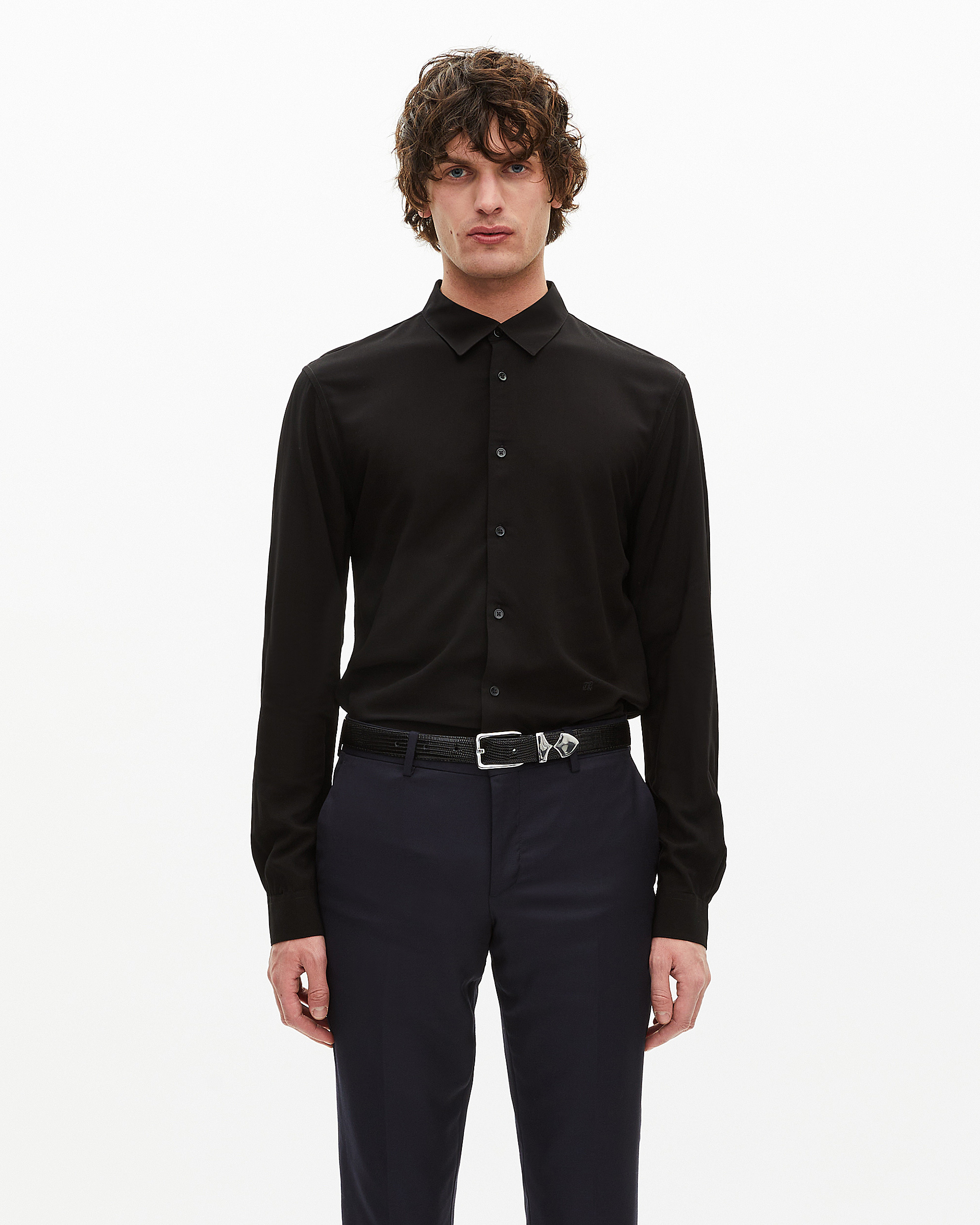 Chemise noire avec broderie