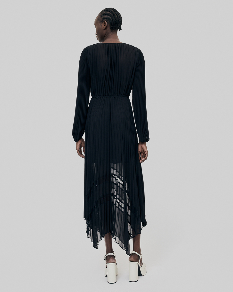 Robe longue plissée avec dentelle noire