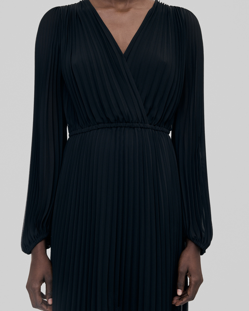 Robe longue plissée avec dentelle noire