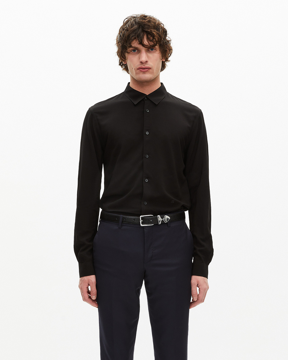 Chemise noire avec broderie