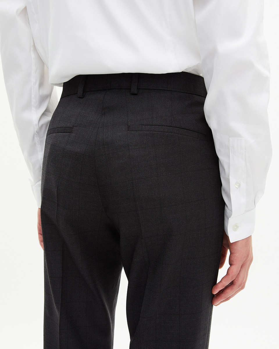 Pantalon de costume ajust&eacute; &agrave; carreaux en laine noir