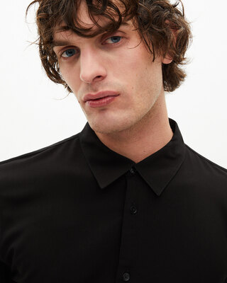 Chemise noire avec broderie