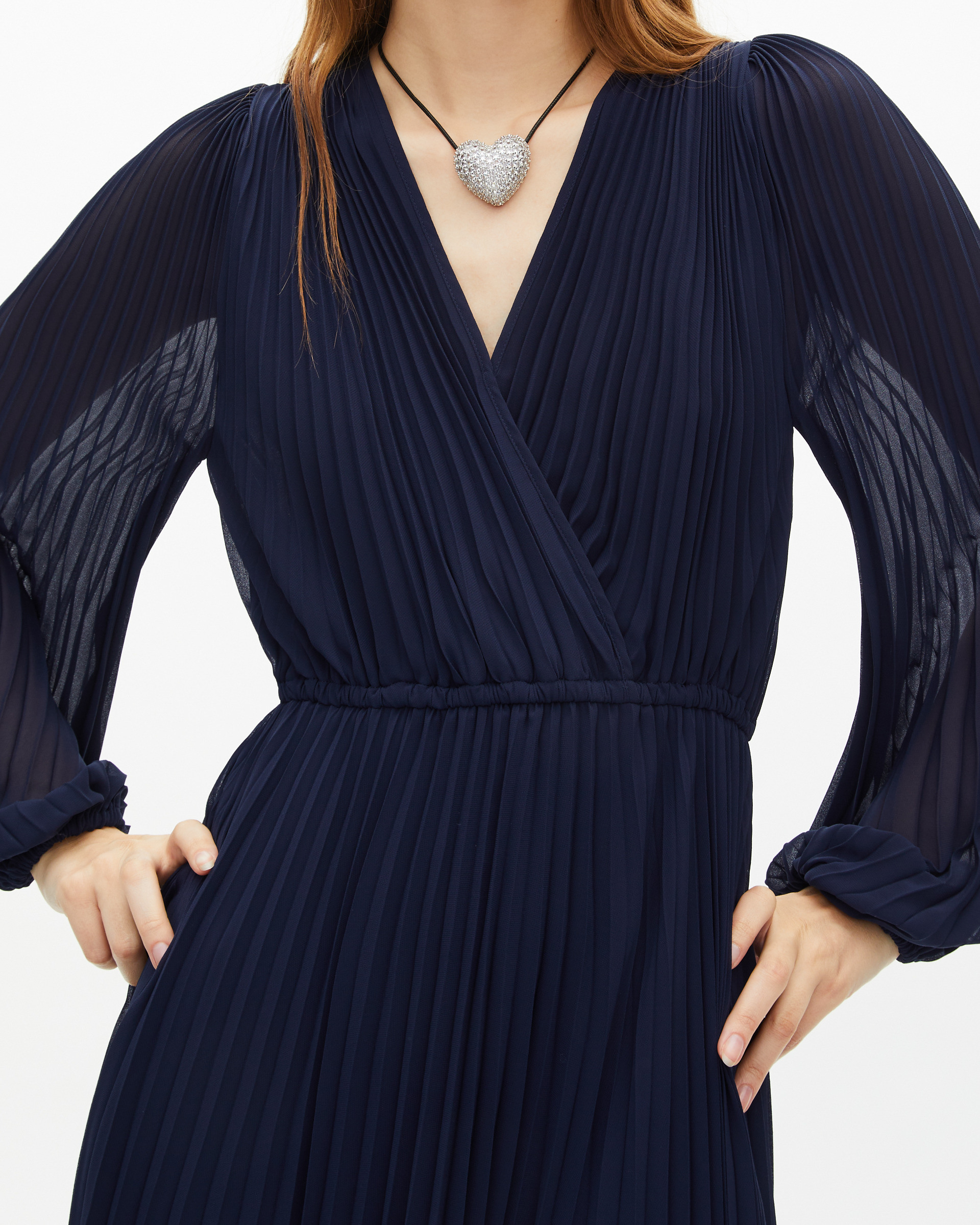 Robe longue plissée avec dentelle bleu marine