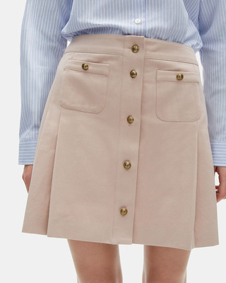 Short pleated skirt in light pink