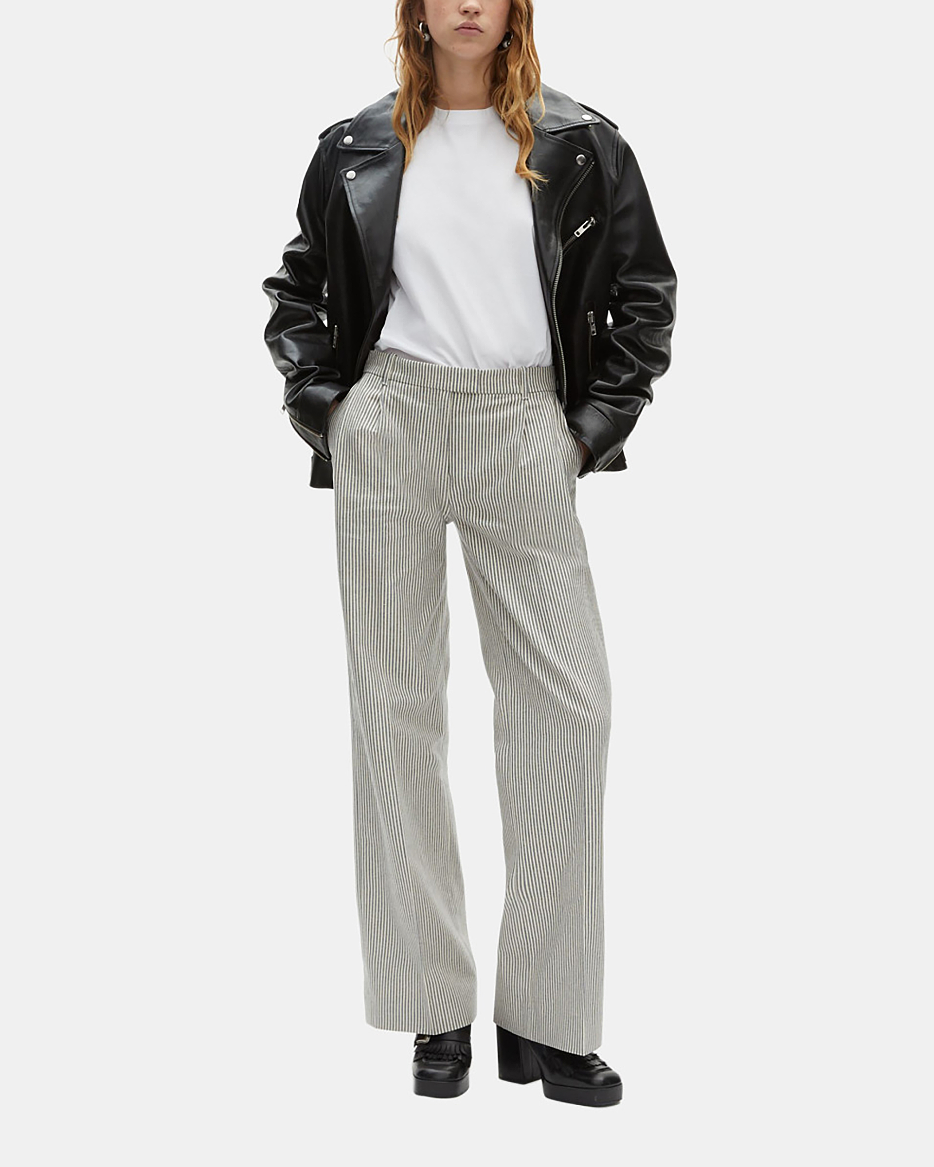 Loose-fitting striped pants in white cotton and linen