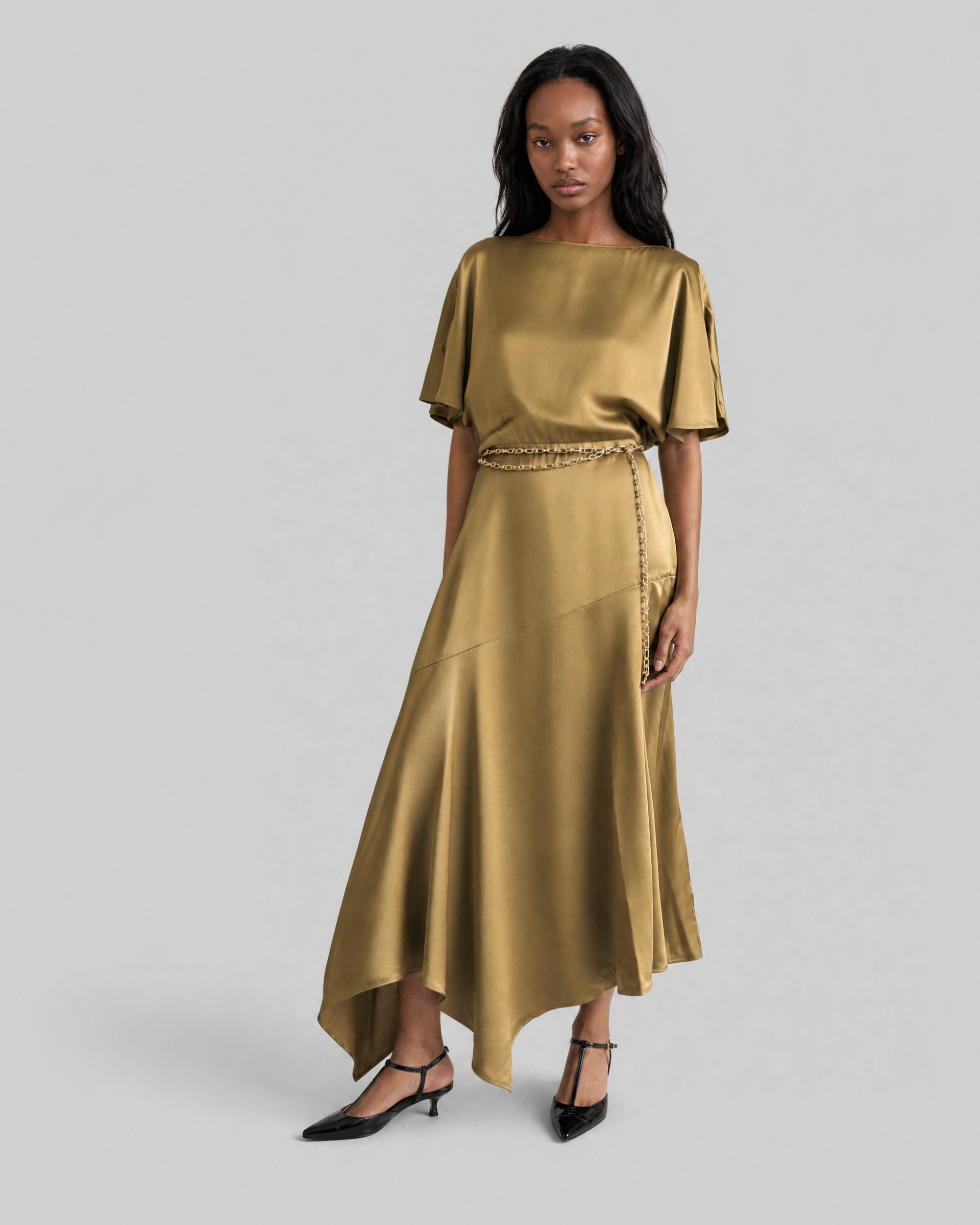 Long satin dress with an olive-colored gold chain
