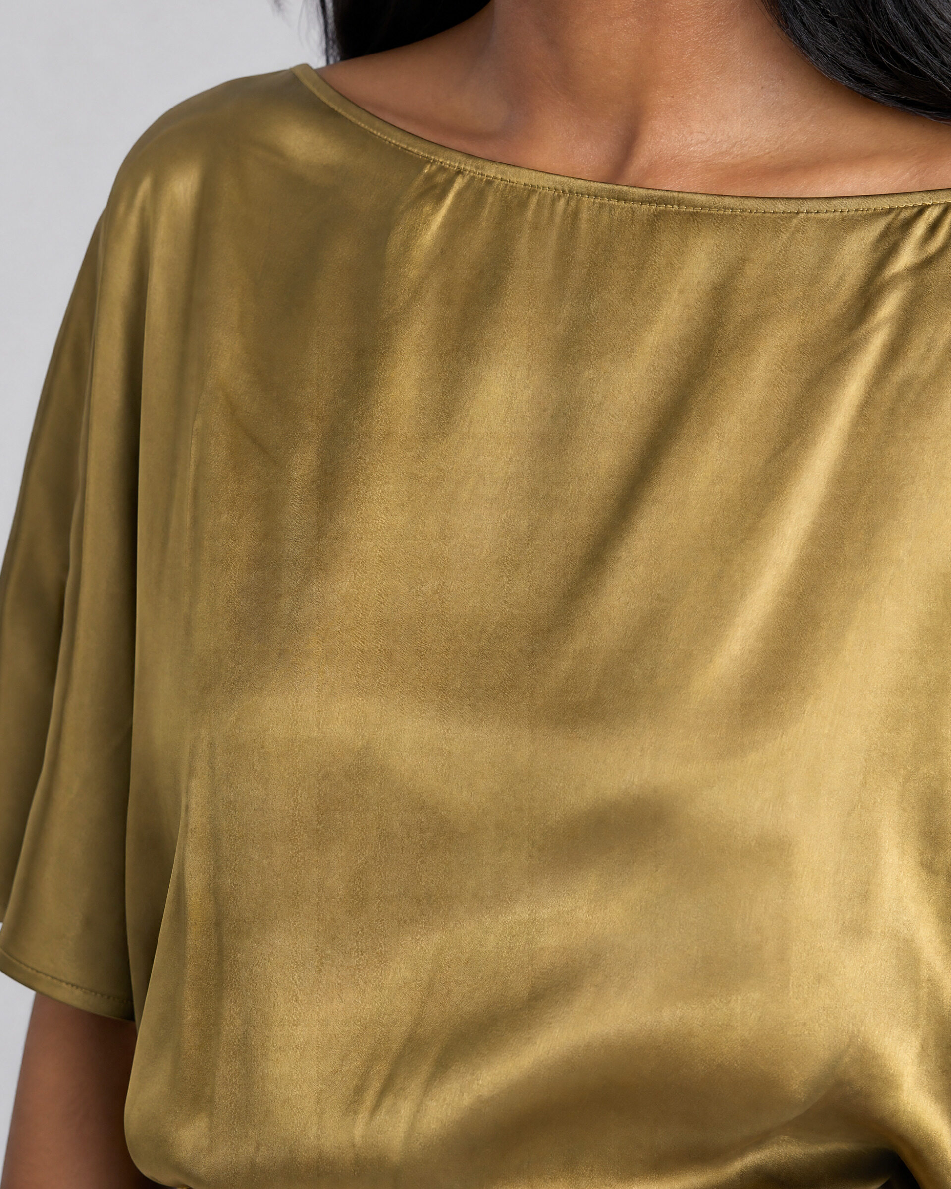 Long satin dress with an olive-colored gold chain