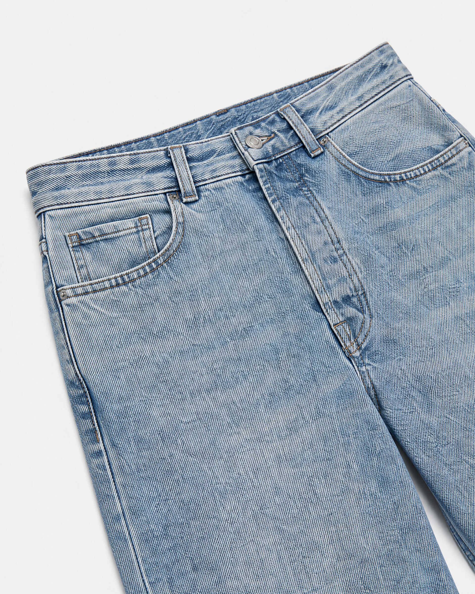 Straight-leg blue jeans