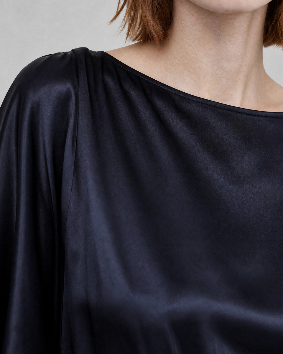 Long satin dress with a navy gold chain