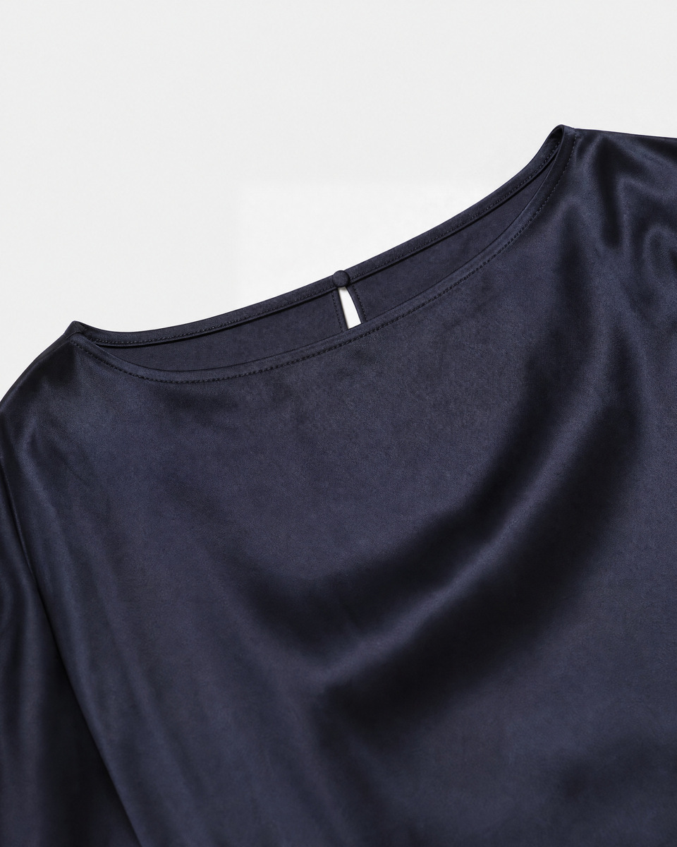 Long satin dress with a navy gold chain
