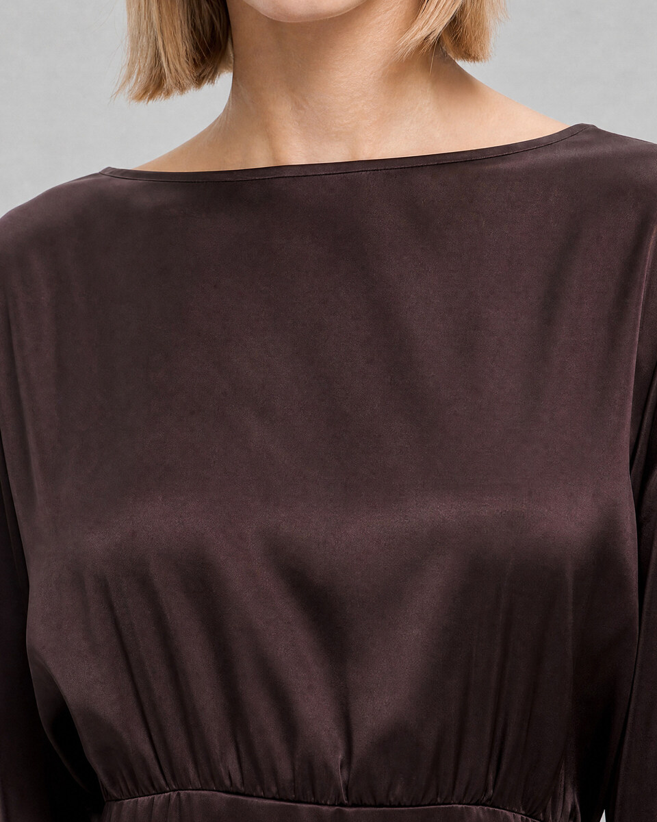 Long satin dress with a brown-gold chain