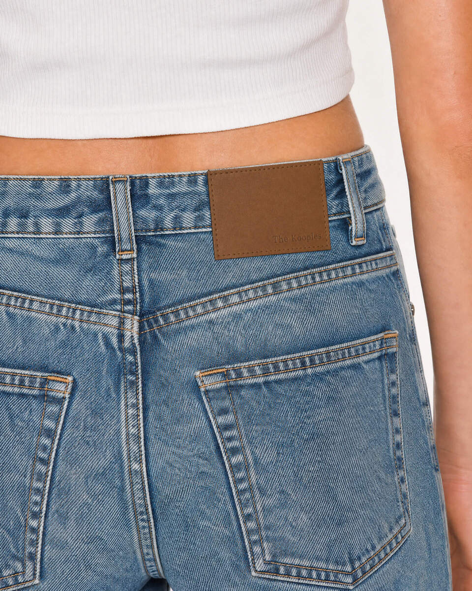 Straight-leg blue jeans