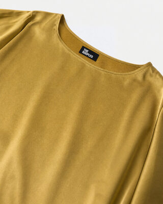 Long satin dress with an olive-colored gold chain