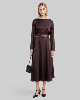 Long satin dress with a brown-gold chain