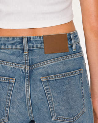 Straight-leg blue jeans