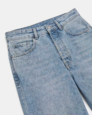 Straight-leg blue jeans