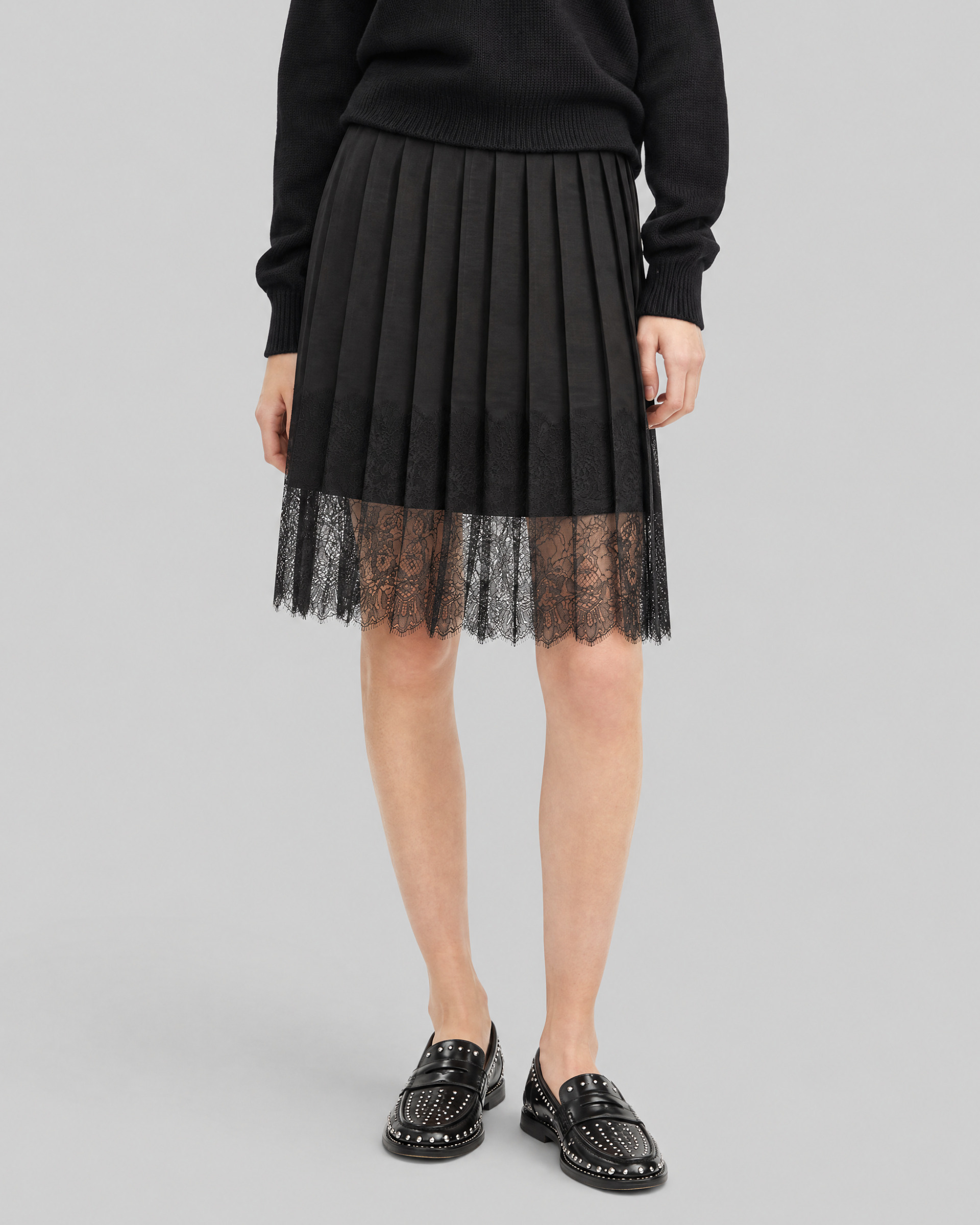 Short skirt with black lace