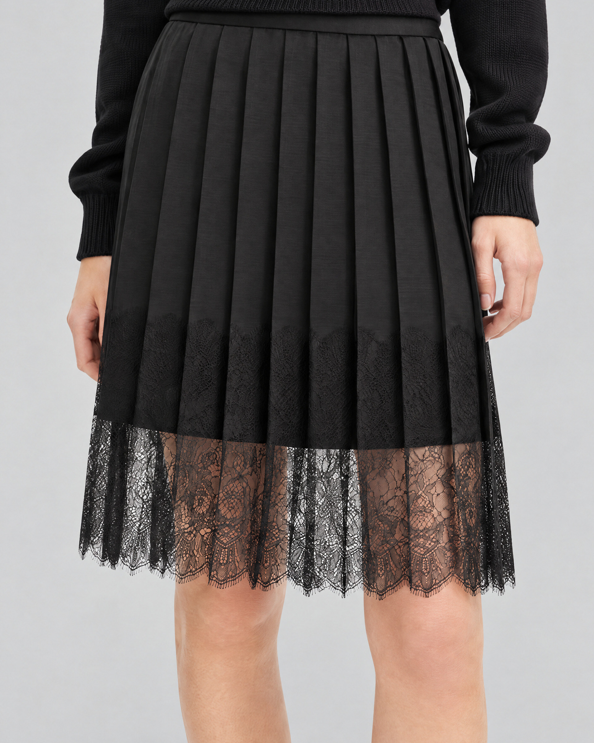 Short skirt with black lace