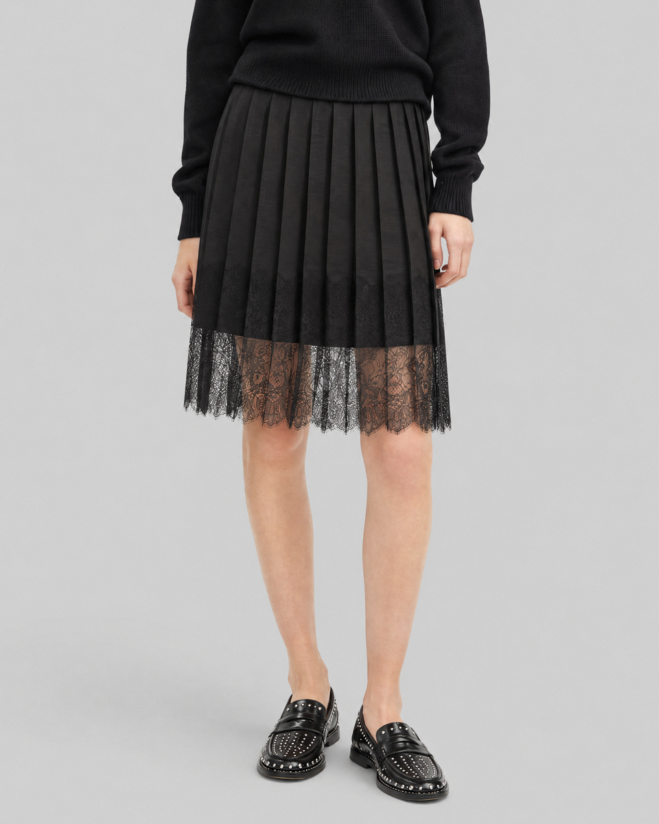 Short skirt with black lace