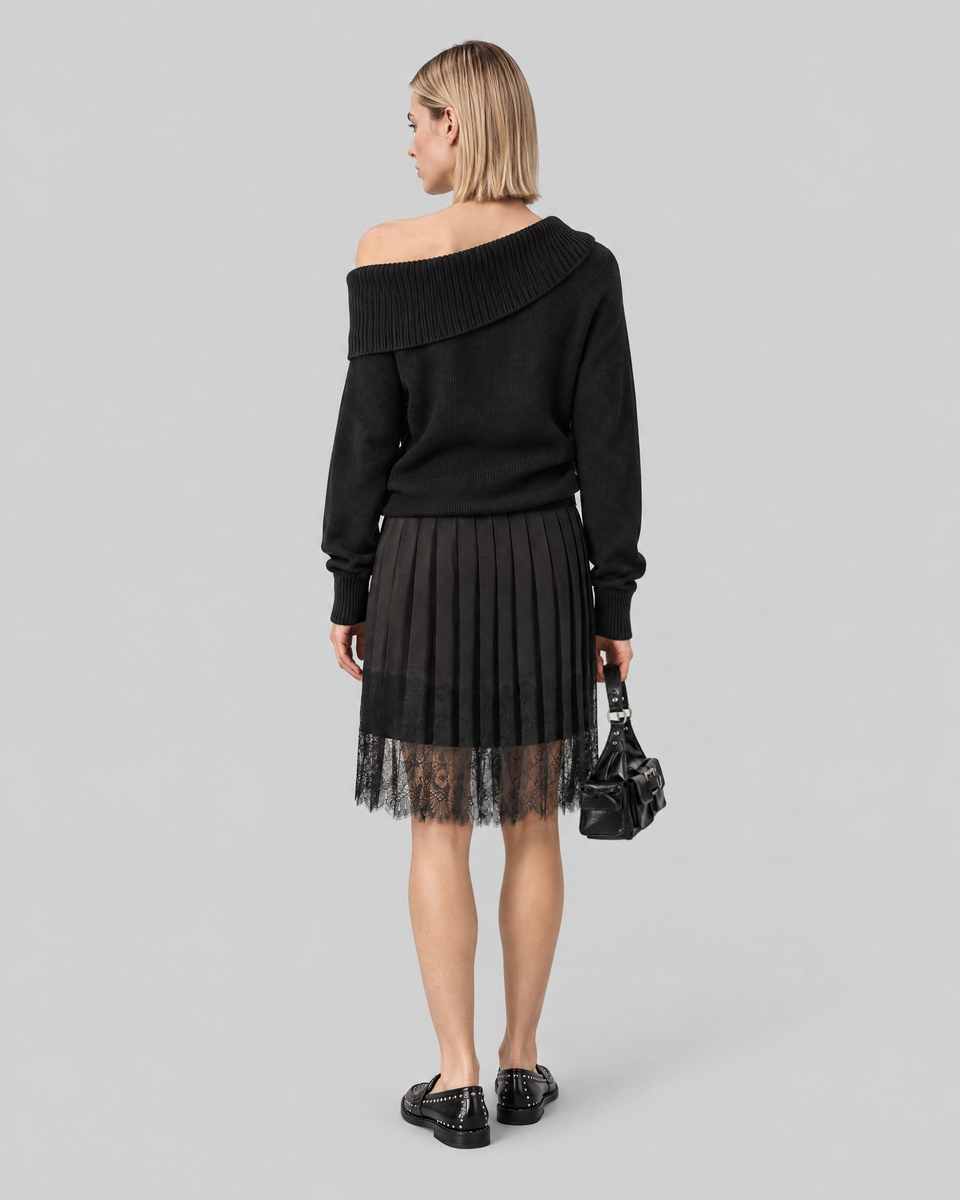 Short skirt with black lace