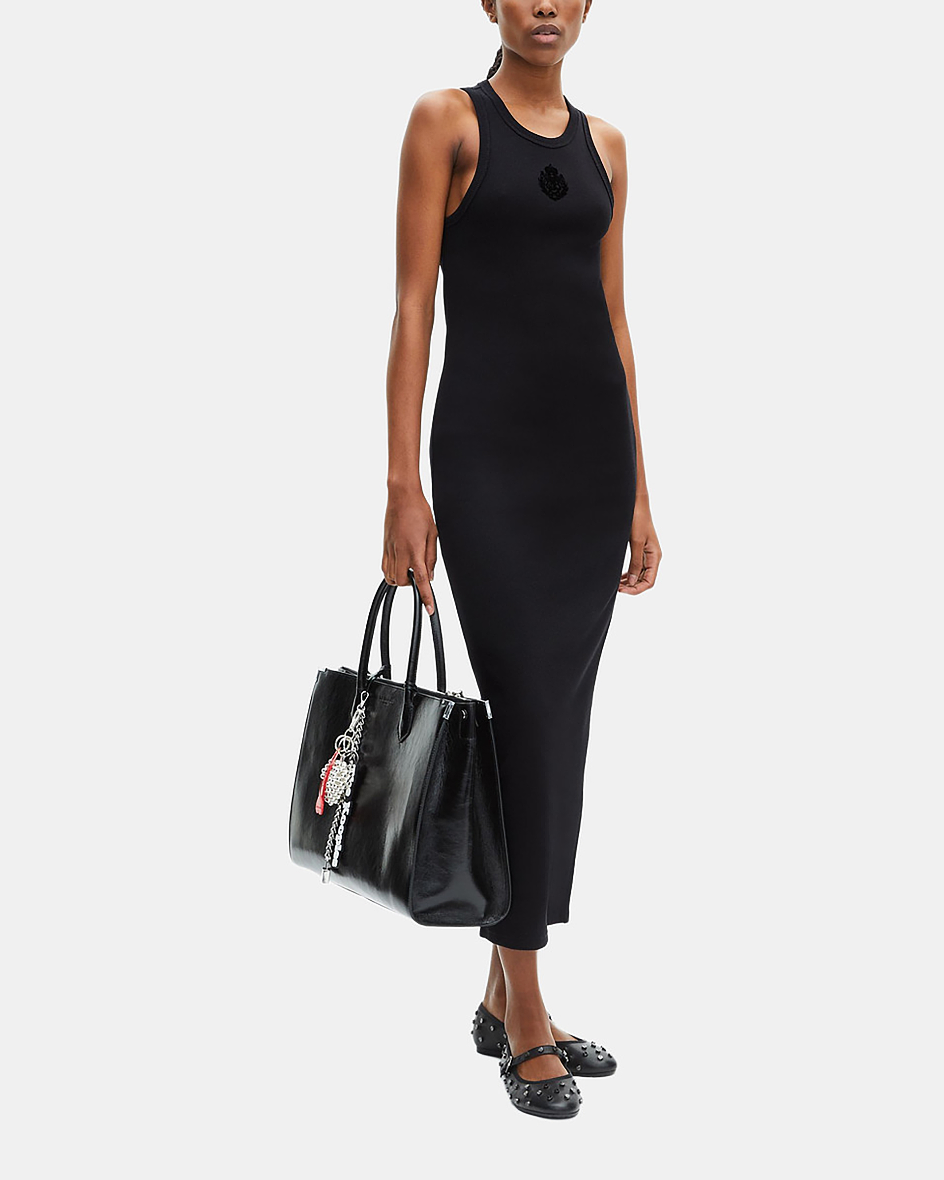 Black sleeveless long dress with crest