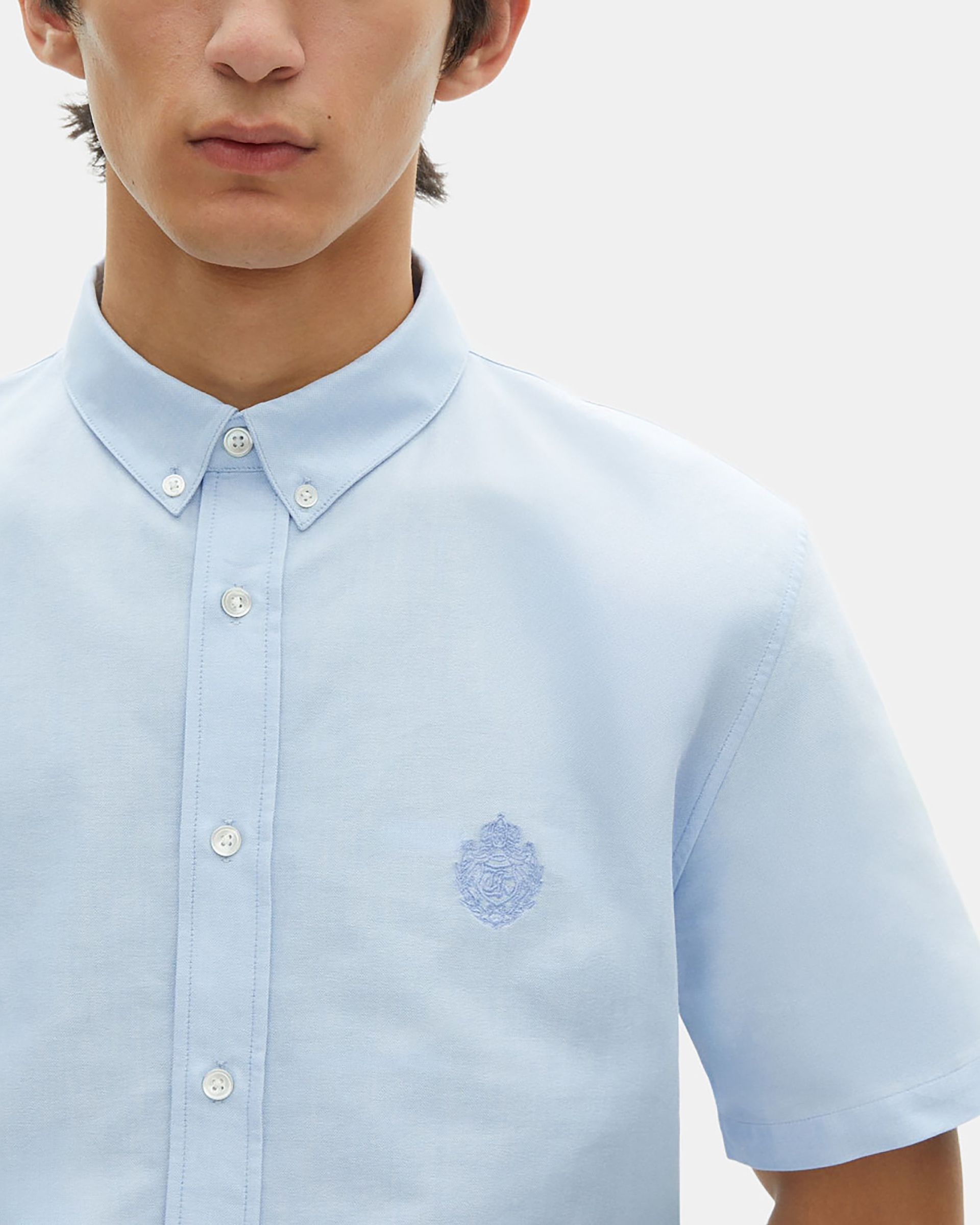 Short-sleeved shirt with blue crest