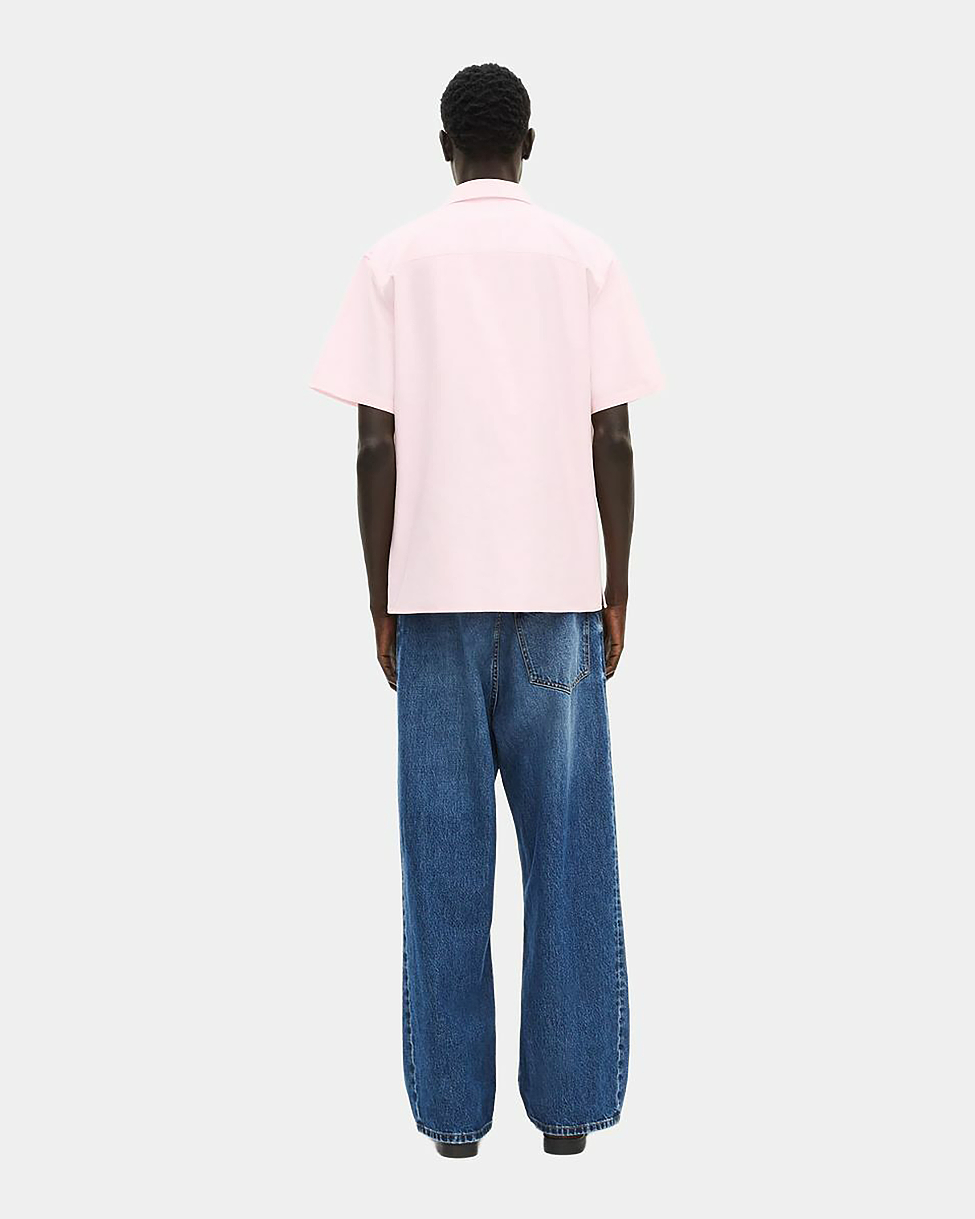 Short-sleeved shirt with pink crest