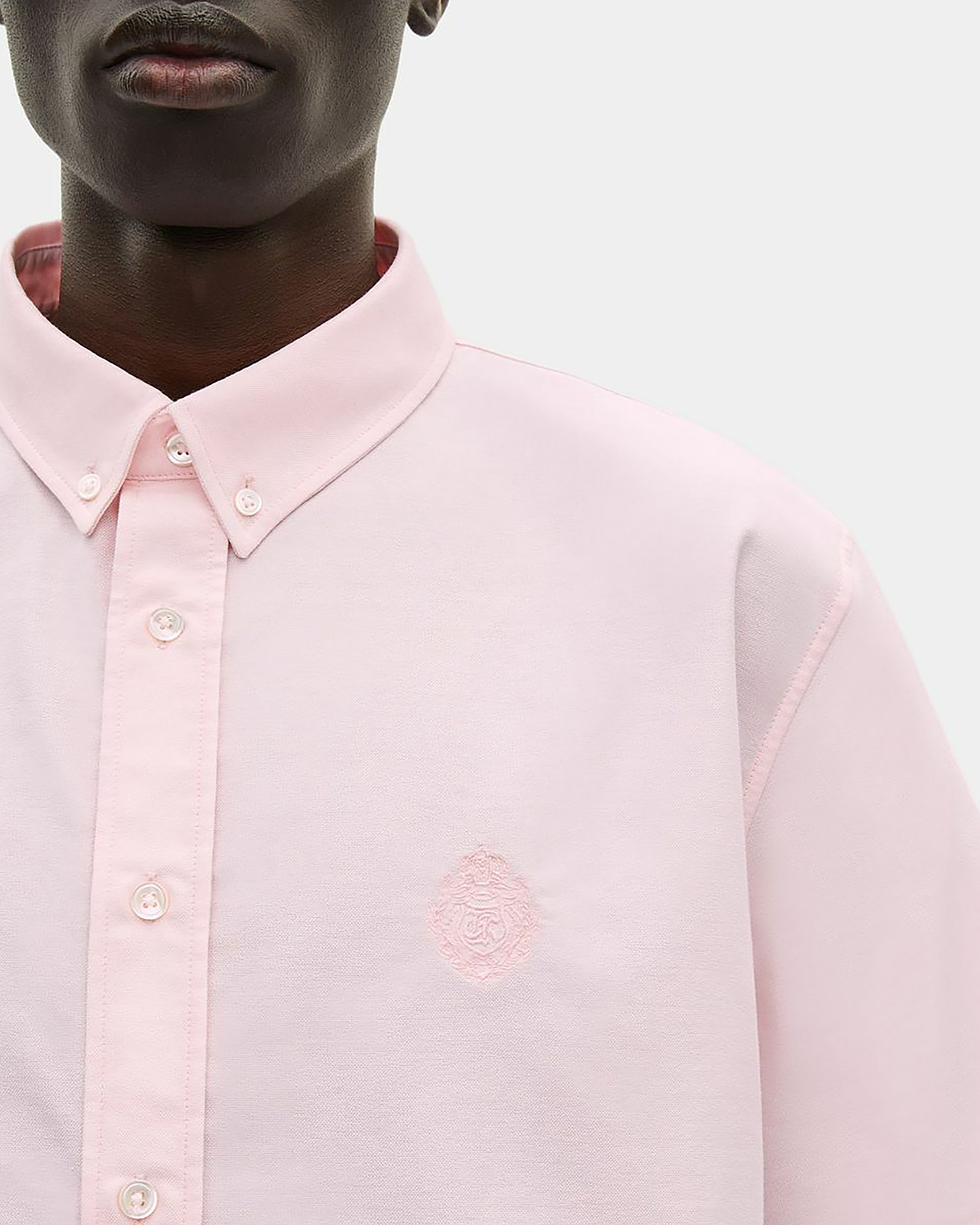 Short-sleeved shirt with pink crest