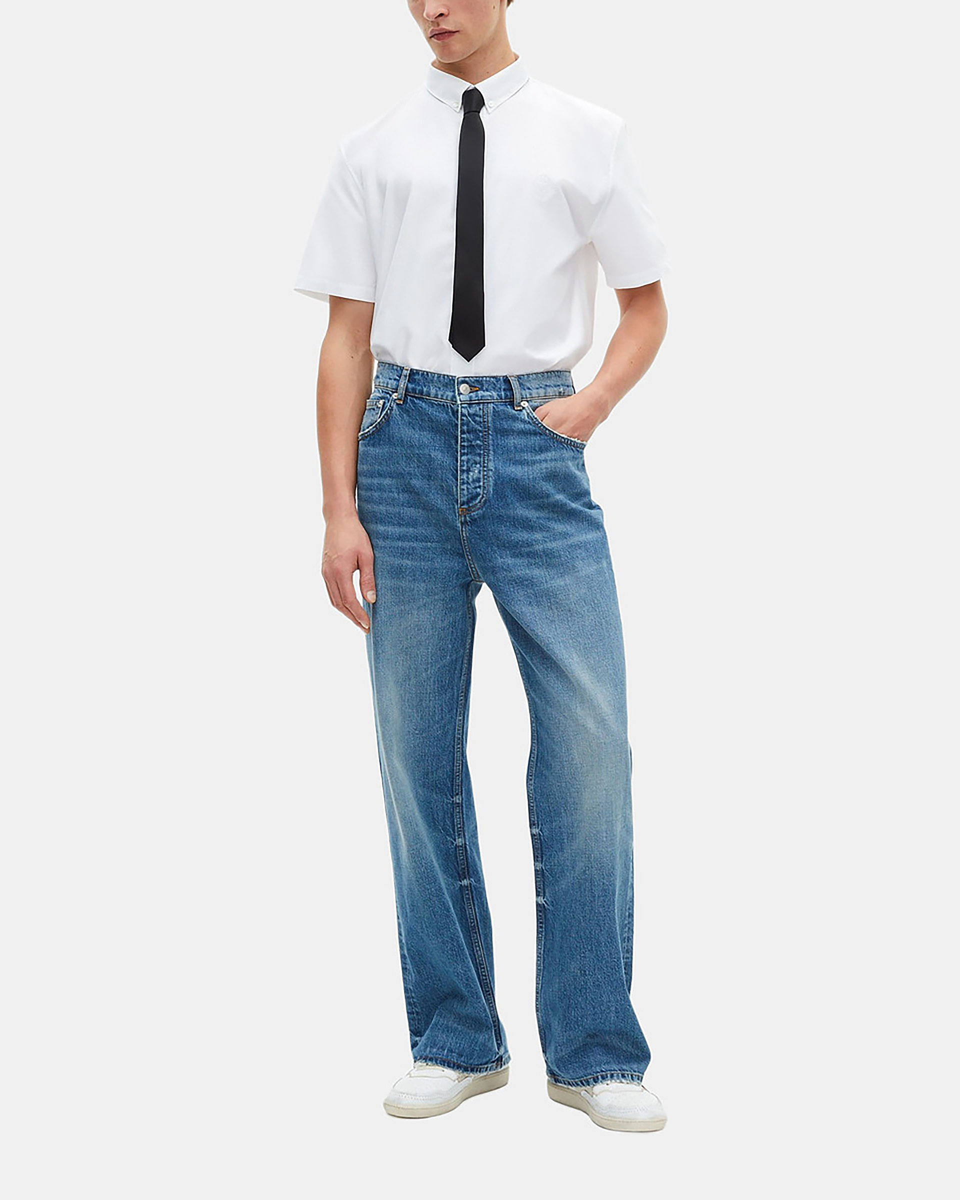 Short-sleeved shirt with white blazon