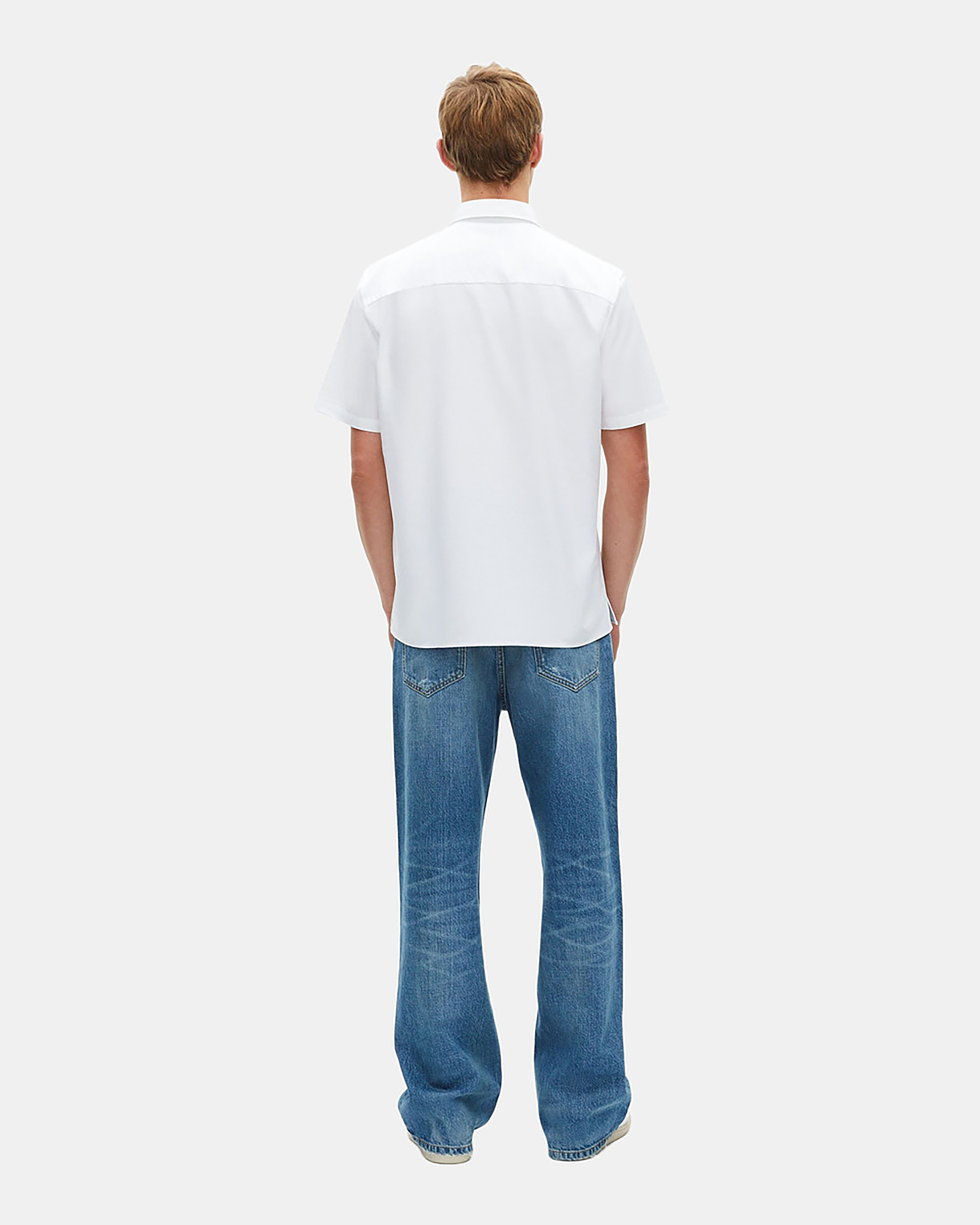 Short-sleeved shirt with white blazon