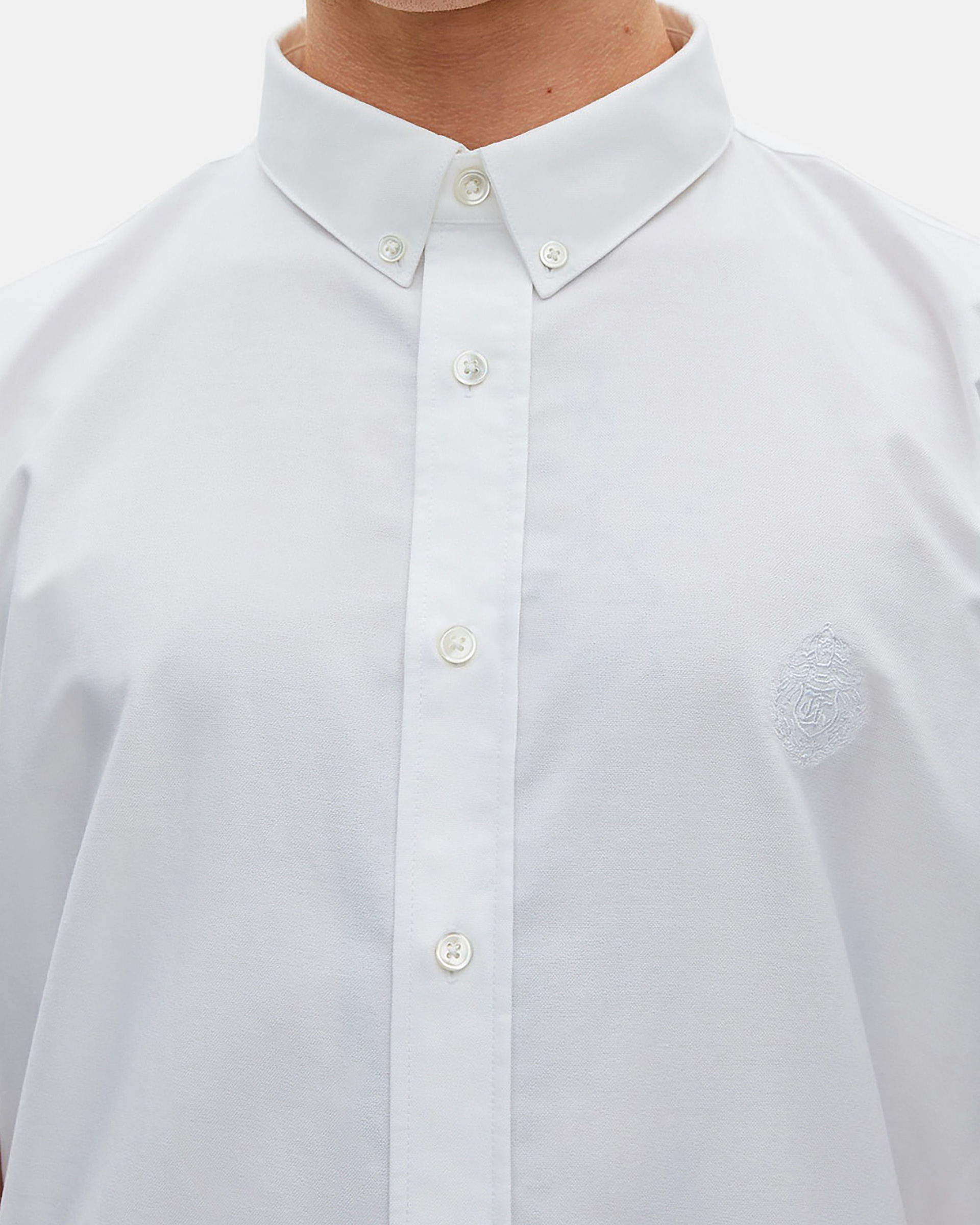 Short-sleeved shirt with white blazon